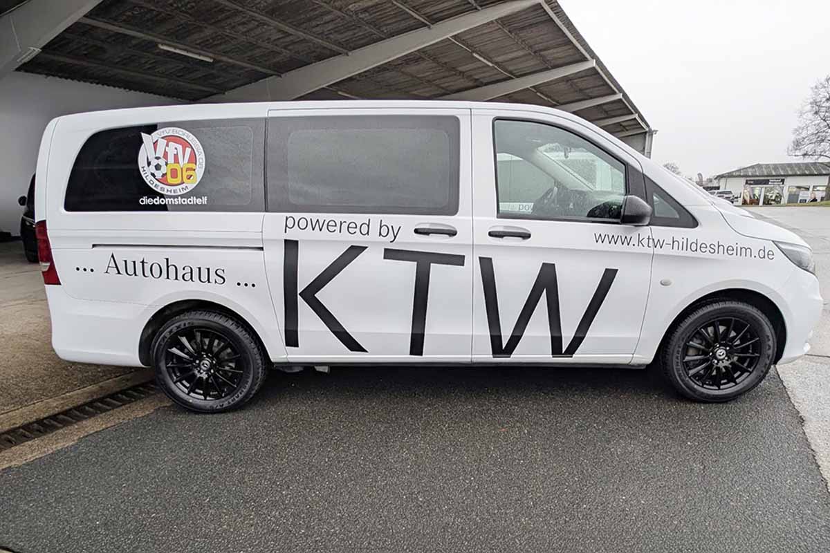 weißer Mercedes Benz Bus von der Seite