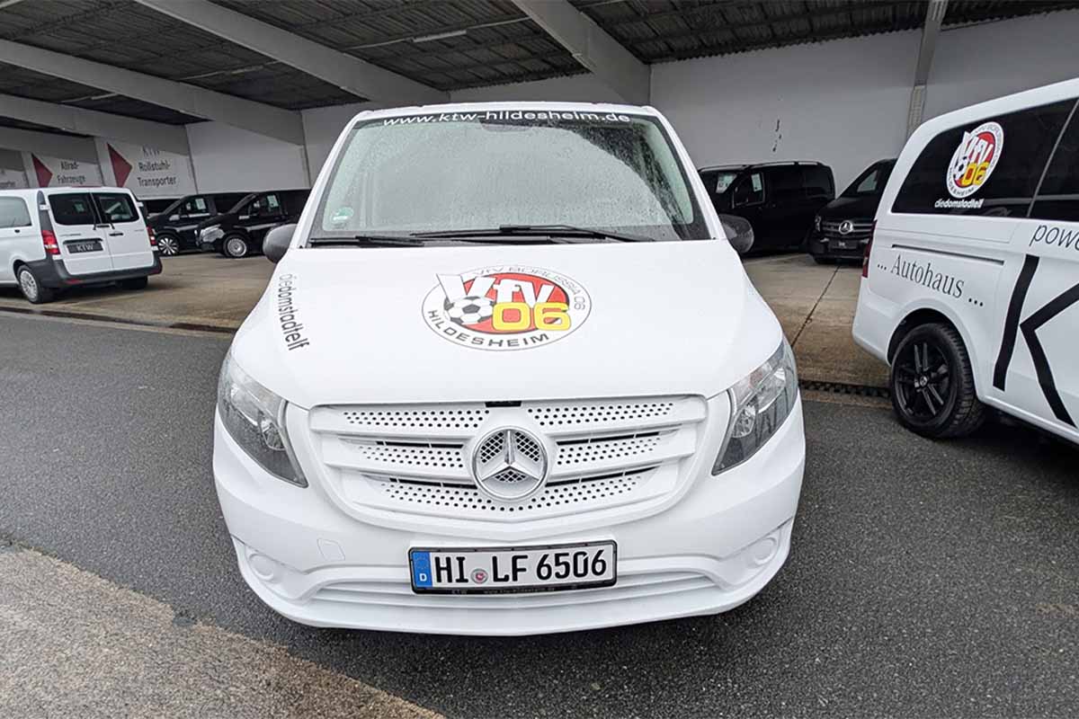 weißer Mercedes Benz Bus von vorne