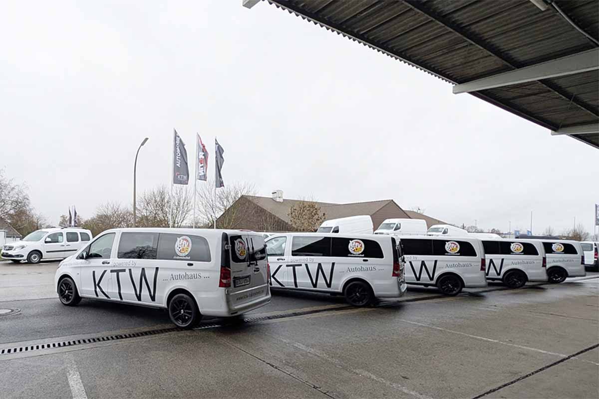 viele weißer Mercedes Benz Bus stehen nebeneinander